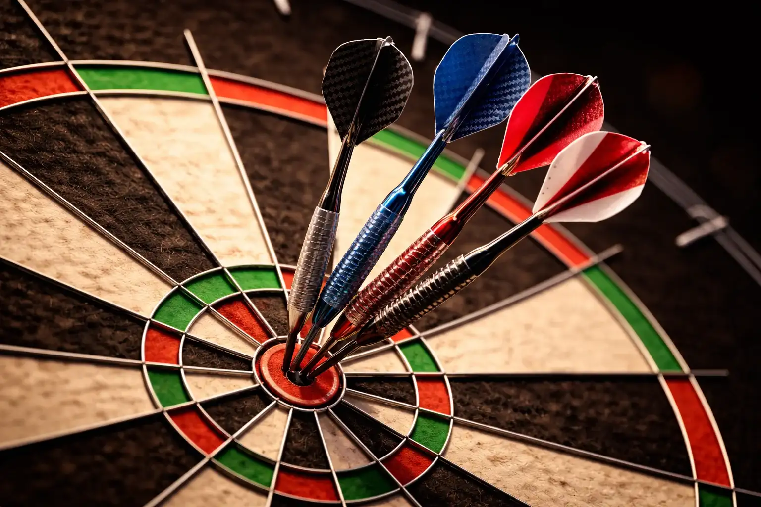 Dartscheibe unter Bühnenbeleuchtung mit jubelndem Publikum im Hintergrund