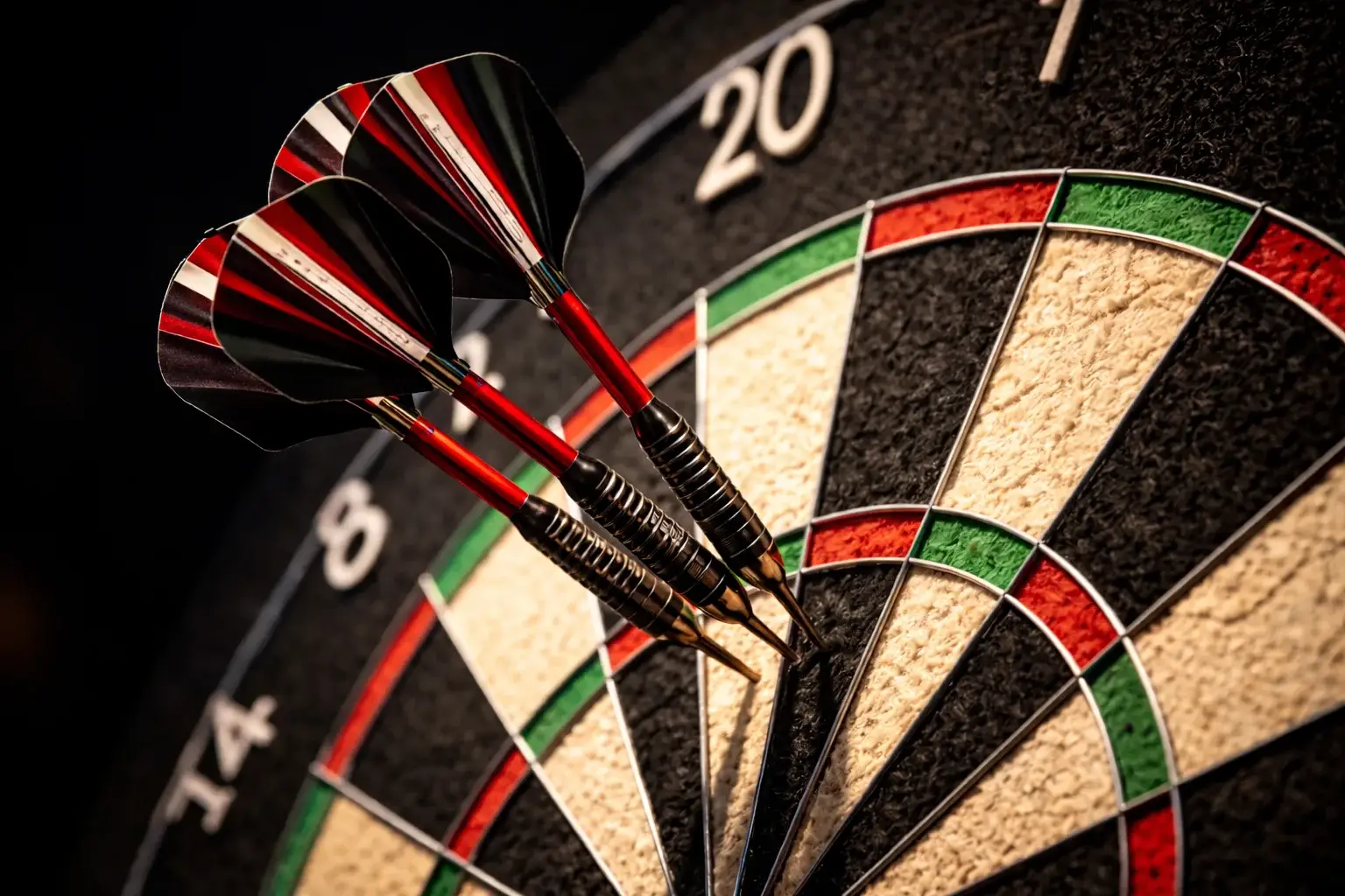 Nahaufnahme eines Dartpfeils im Triple-20-Feld auf einer Sisal-Dartscheibe