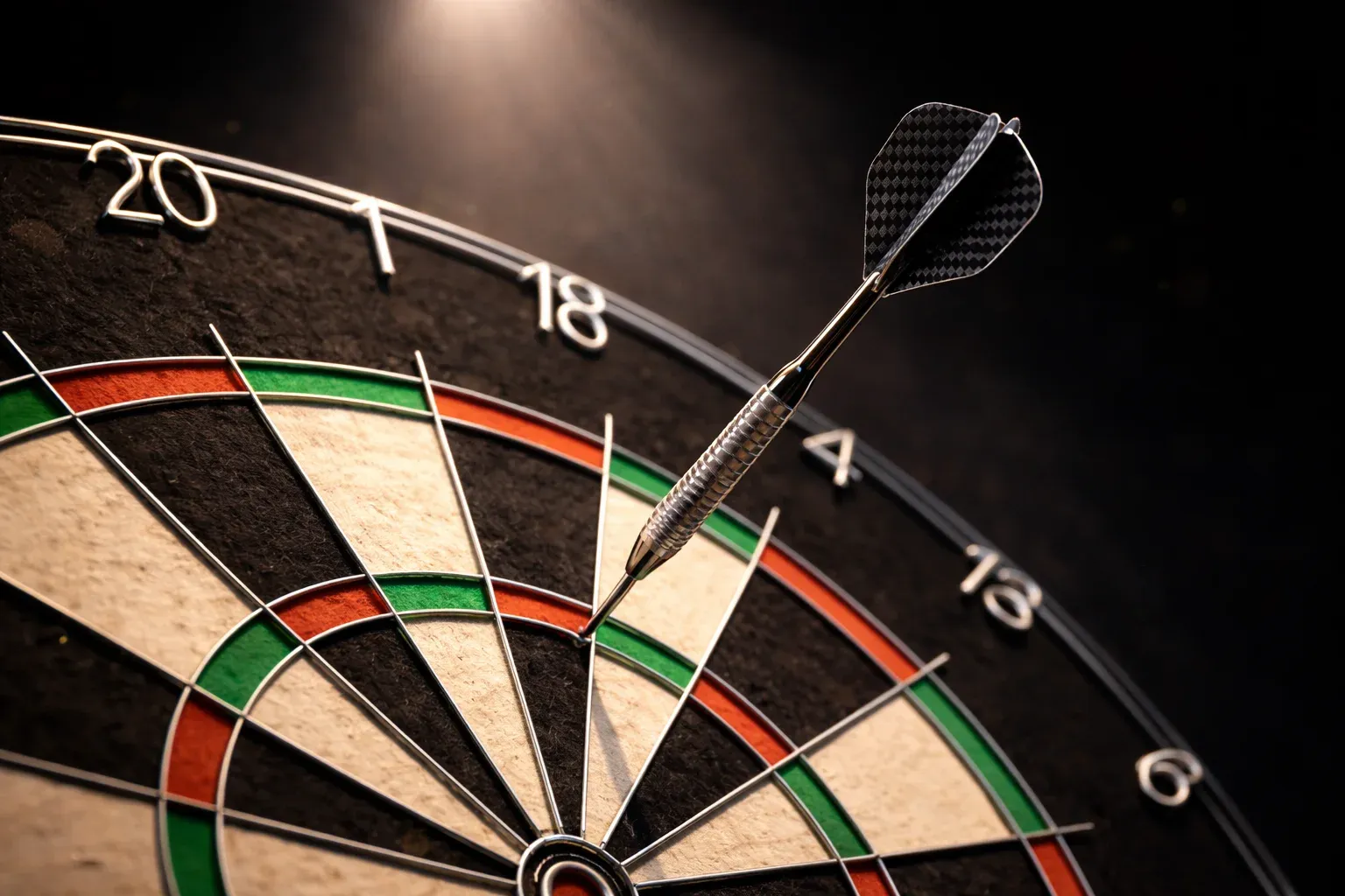 Dartpfeil steckt in der Dreifach-20 auf einer beleuchteten Dartscheibe bei der WM