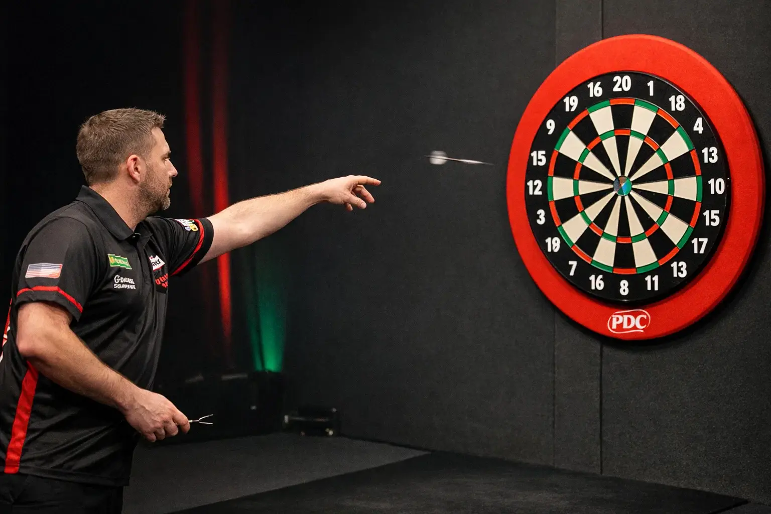 Dartspieler wirft auf die Scheibe bei einem professionellen Turnier