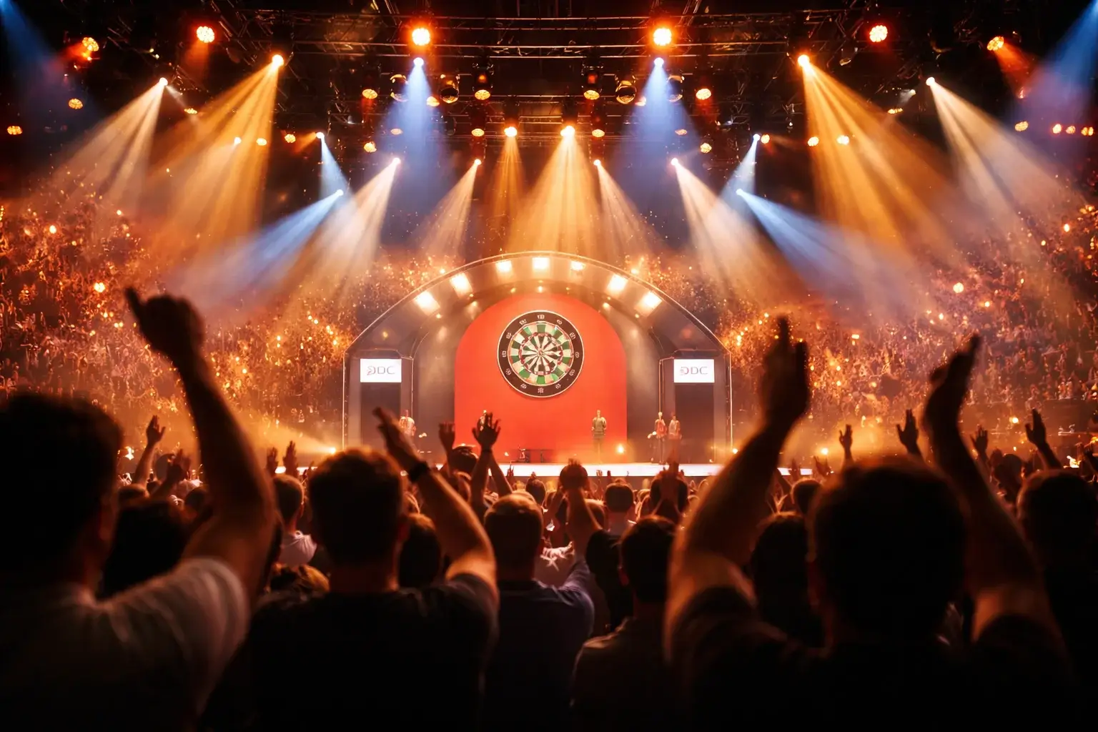 Mehrere Dartpfeile stecken dicht beieinander im Bullseye einer professionellen Dartscheibe